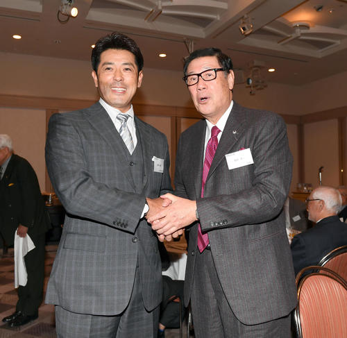 法政大学野球部の新年会に出席した侍ジャパンの稲葉篤紀監督（左）は、今月14日に野球殿堂入りした田淵幸一氏とがっちり握手を交わす（撮影・たえ見朱実）