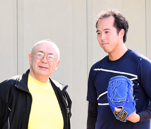 自主トレを行う青柳（右）はタレントの松村邦洋と記念撮影（撮影・前岡正明）