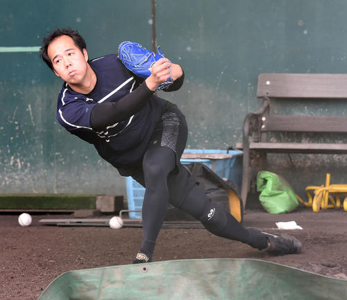 ブルペンで投げ込む青柳（撮影・前岡正明）