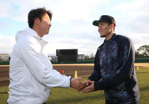 千賀（右）にあいさつする浜地（撮影・栗木一考）