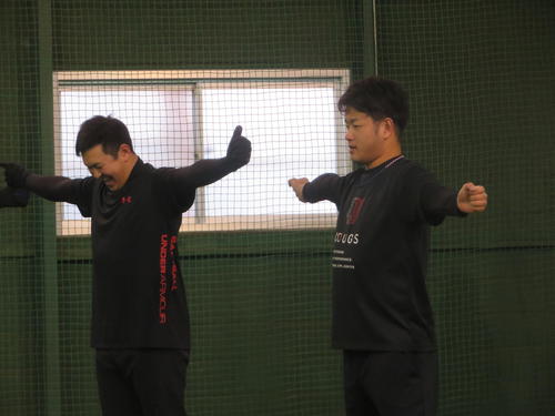 室内で他の亜大OBとともにトレーニングを行う阪神高橋遥人（右）。左はDeNA山崎（撮影・磯綾乃）
