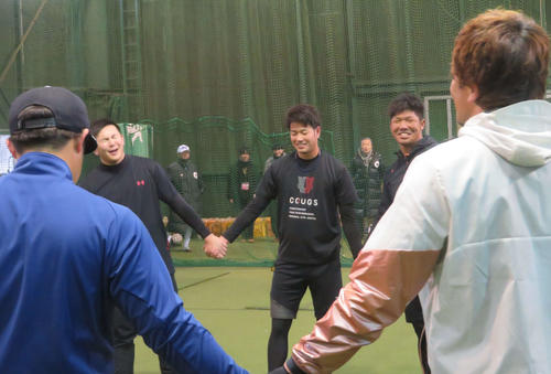 亜大OBのプロ野球選手13人は輪になってトレーニング。ソフトバンク松田宣（右手前）の厳しいメニューに、苦笑いする阪神高橋遥人（真ん中奥）とDeNA山崎（左奥）（撮影・磯綾乃）