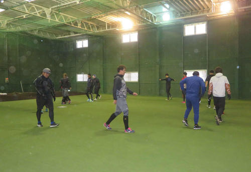 阪神高橋遥人ら亜大OBのプロ野球選手13人は、輪になって約1時間みっちりトレーニングを行った（撮影・磯綾乃）