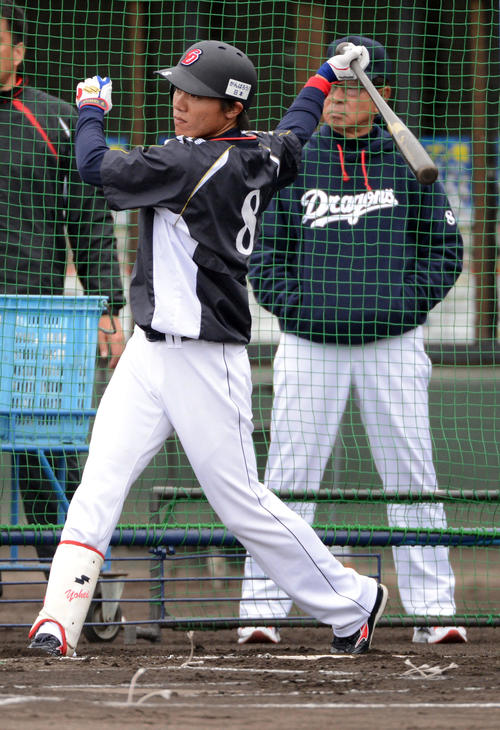 中日春季キャンプで高木守道監督の前で打撃練習を行う大島（2013年2月11日撮影）