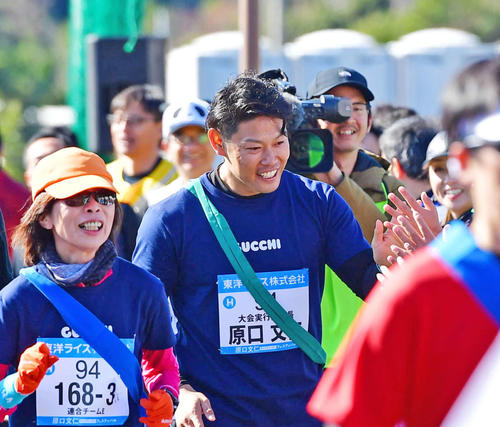 「原口文仁チャリティーランフェスティバルinすさみ」でファンと触れ合いながら走る阪神原口（中央）（撮影・清水貴仁）