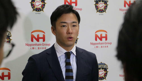 展示会に出席後、報道陣から取材を受ける日本ハム斎藤（撮影・山崎純一）