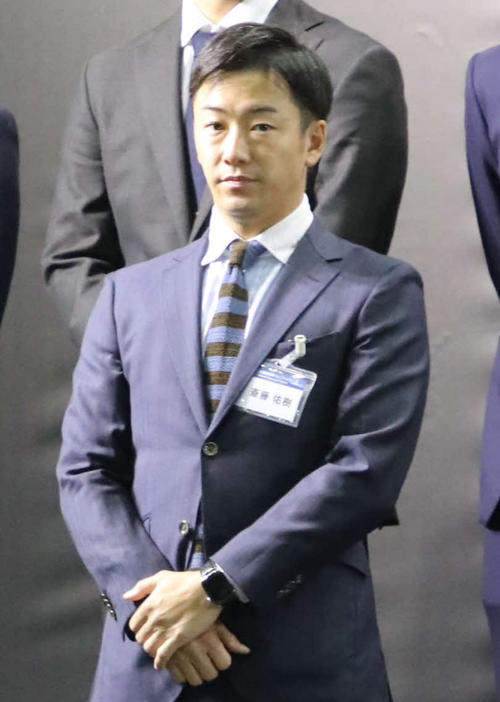 ニッポンハムグループの展示会に出席した日本ハム斎藤（撮影・山崎純一）