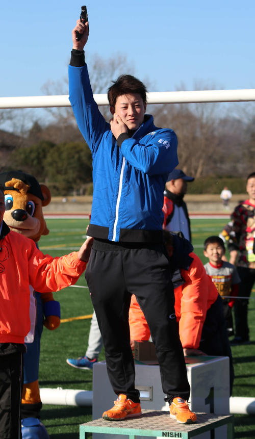 第45回鎌ケ谷新春マラソン大会にゲスト参加し、スターターを務める日本ハム吉田輝星（撮影・山崎純一）
