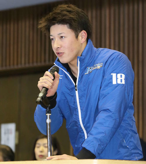 第45回鎌ケ谷新春マラソン大会にゲスト参加し、開会式であいさつする日本ハム吉田輝星（撮影・山崎純一）