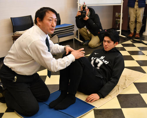 広戸聡一氏から4スタンス理論を学ぶ佐々木朗（右）（撮影・柴田隆二）