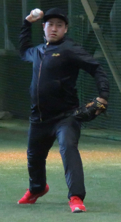 自主トレでキャッチボールを行う楽天牧田（撮影・桑原幹久）