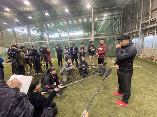 自主トレ公開後に報道陣に対応する楽天牧田（撮影・桑原幹久）