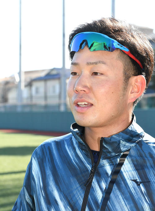 自主トレを公開した阪神糸原は汗を浮かべながら取材に応じる（撮影・山崎安昭）
