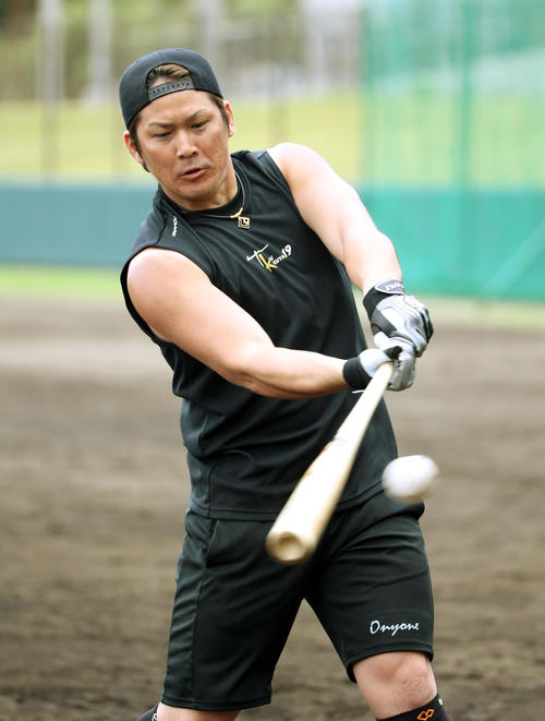 ティー打撃で汗を流す甲斐（撮影・栗木一考）