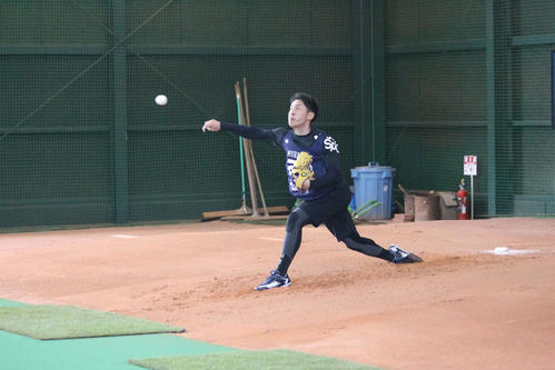 オリックスの新人合同自主トレでブルペン投球一番乗りの力投を見せた村西