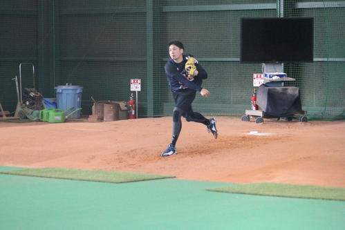 オリックスの新人合同自主トレでブルペン投球一番乗りの力投を見せた村西