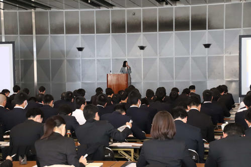 キャリア支援勉強会で厚生労働省国家資格キャリアコンサルタントの浜屋清美氏の講演をきく選手たち（撮影・保坂淑子）