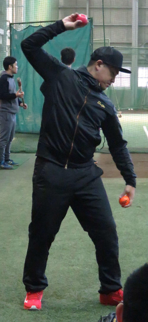 自主トレでトレーニングボールを投げる楽天牧田（撮影・桑原幹久）