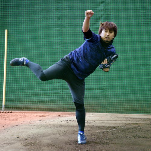 ブルペンで投げ込むDeNA三嶋（撮影・鈴木正章）