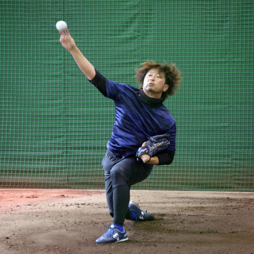 ブルペンで投げ込むDeNA三嶋（撮影・鈴木正章）
