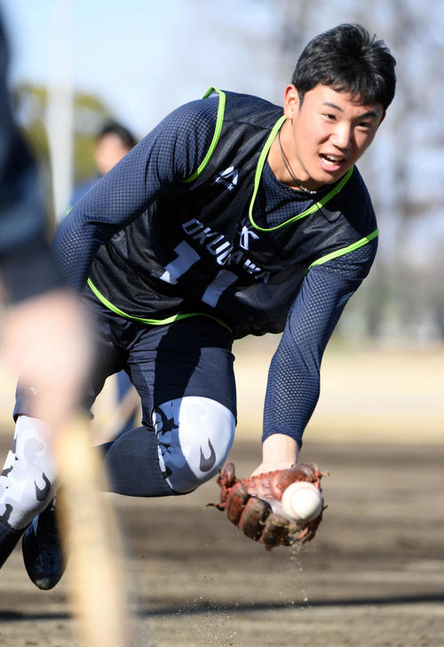 投内連係で軽快な動きを見せるヤクルトドラフト1位の奥川（撮影・たえ見朱実）