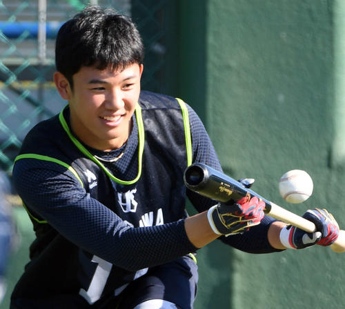 バント練習をするヤクルトドラフト1位の奥川（撮影・たえ見朱実）