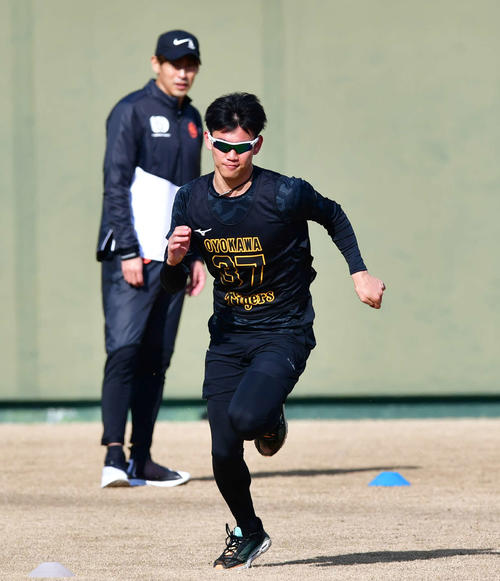 秋本真吾氏（左）の視線を背に走る阪神及川（撮影・清水貴仁）