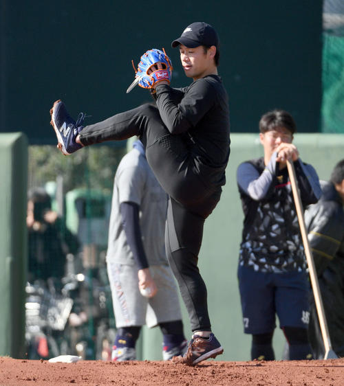ブルペンで投球練習を行ったヤクルト小川（撮影・たえ見朱実）