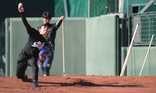 ブルペンで投球練習を行ったヤクルト小川（撮影・たえ見朱実）
