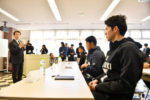 広戸聡一氏（左）から4スタンス理論を学ぶ佐々木朗（右端）（撮影・柴田隆二）