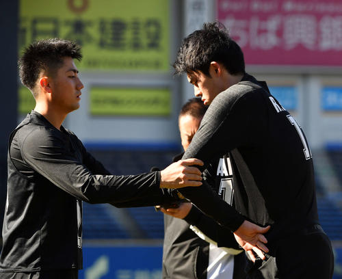 ロッテ植田（左）とウオーミングアップする佐々木朗（撮影・柴田隆二）