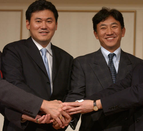 2004年4月11日、楽天三木谷浩史社長（左）は田尾安志監督と和やかに握手する