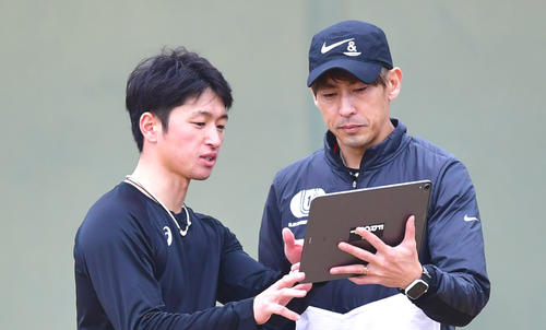 秋本真吾氏（右）の撮った映像で走りを確認する阪神近本光司（撮影・清水貴仁）