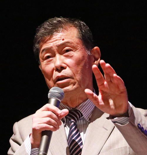セミナー開会のあいさつする渡辺元智氏（撮影・中島郁夫）