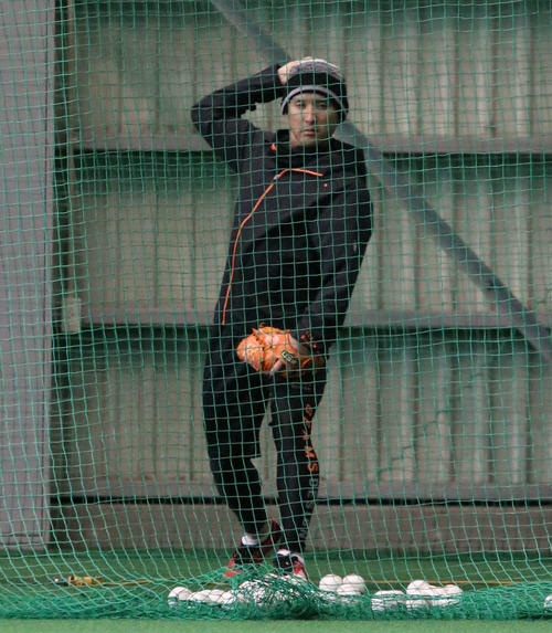 室内練習場でネットスローをする日本ハム杉谷（撮影・山崎純一）
