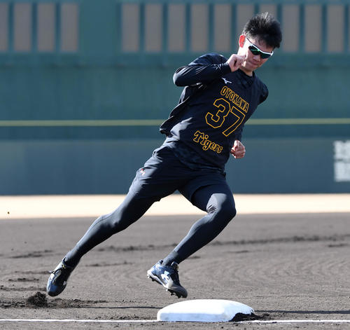 ベースランニングを行う及川（撮影・前岡正明）