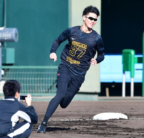 ベースランニングを行う及川（撮影・清水貴仁）
