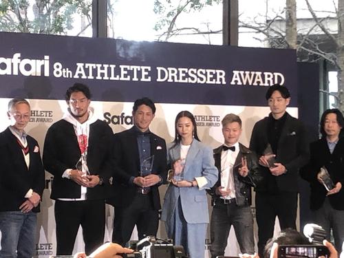 都内で行われた「Safari　Athlete　Dresser　Award」に出席した巨人小林（左から3人目）