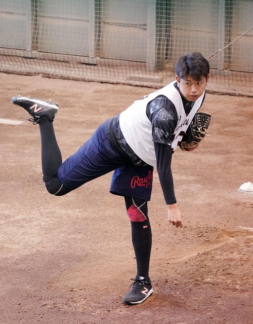 新人合同自主トレでブルペン入りした巨人ドラフト2位太田（撮影・加藤諒）