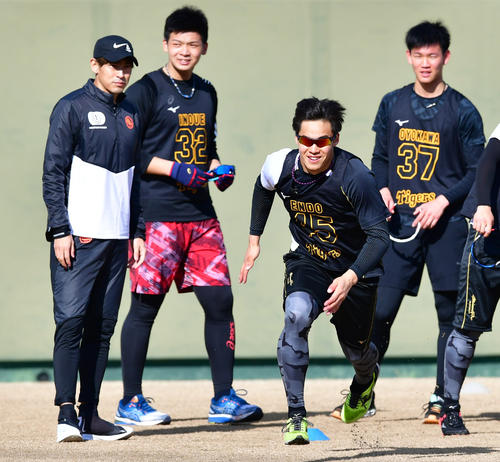 秋本真吾氏（左）の前で走りをみてもらう遠藤成（右から2人目）（撮影・清水貴仁）