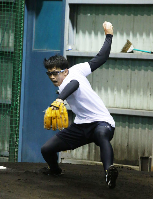 鎌ケ谷の室内練習場でブルペン入りした日本ハムのドラフト4位鈴木健（撮影・木下大輔）