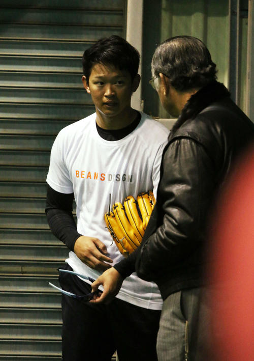 鎌ケ谷の室内練習場でブルペン入りした日本ハムのドラフト4位鈴木健（左）は投球後に球団OBの村上雅則氏に声をかけられる（撮影・木下大輔）