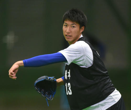 ノックを受け送球する橋本侑樹（2020年1月12日撮影）