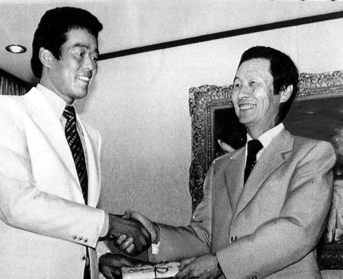 81年9月、ロッテ村田（左）に金一封を贈るオーナーの重光武雄さん