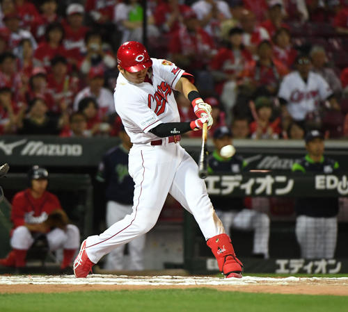 19年5月、ヤクルト戦の10回裏にサヨナラ本塁打を放つ広島鈴木