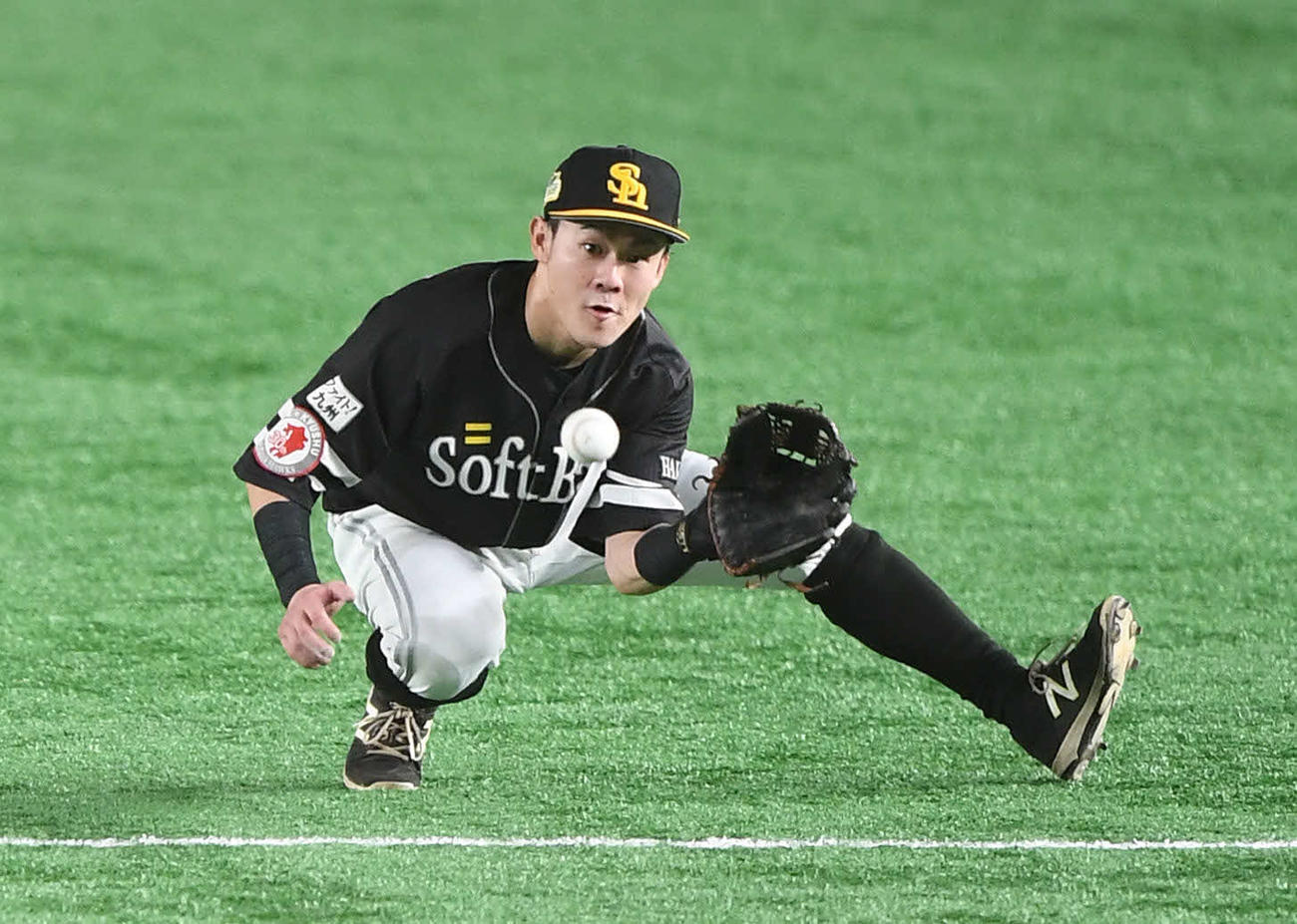 19年10月23日、日本シリーズ第4戦　3回裏巨人無死、ソフトバンク二塁手牧原はライナーを好捕する（撮影・加藤諒）