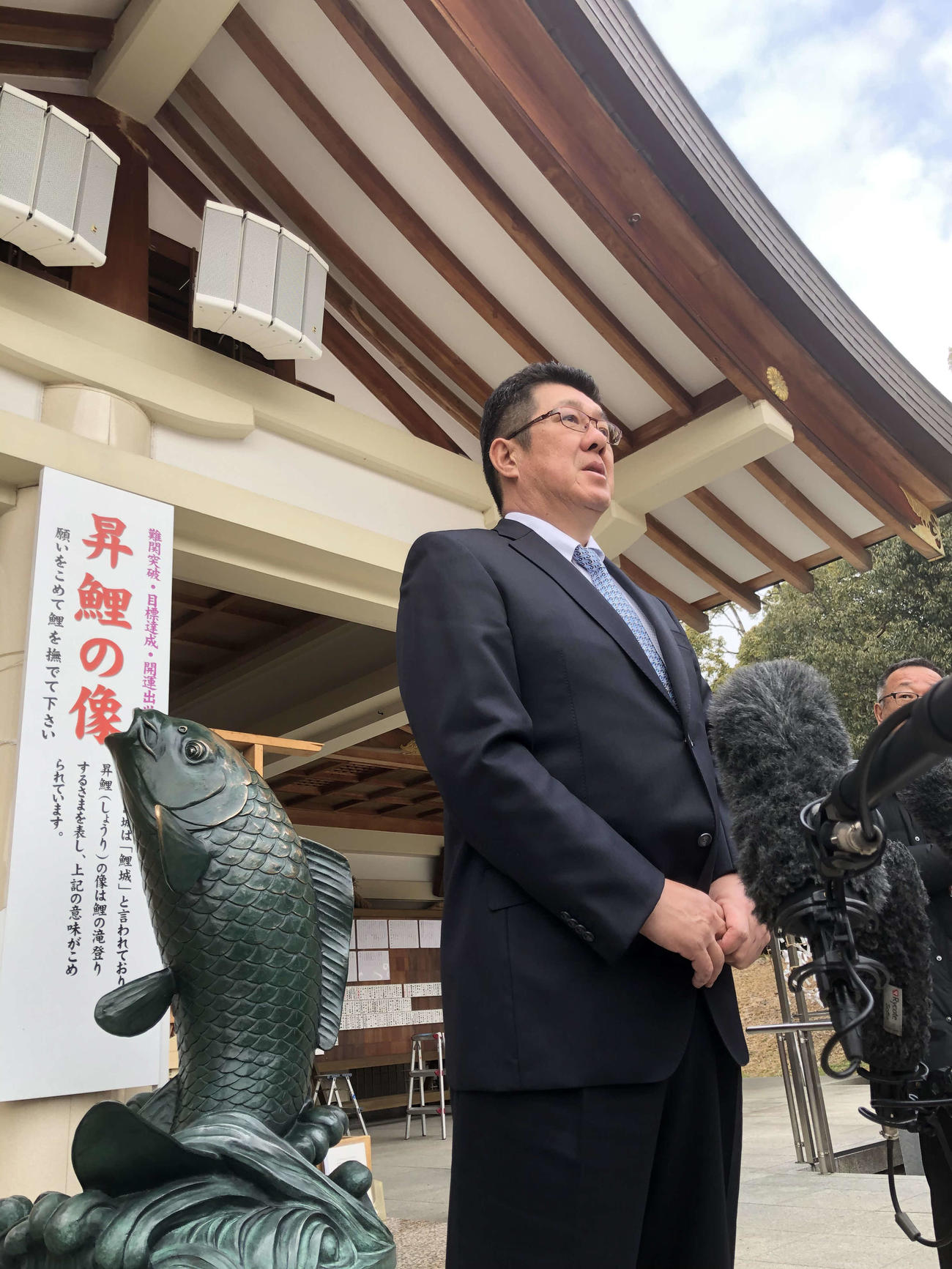 必勝祈願を終えて報道陣の取材に答える広島佐々岡監督（撮影・前原淳）