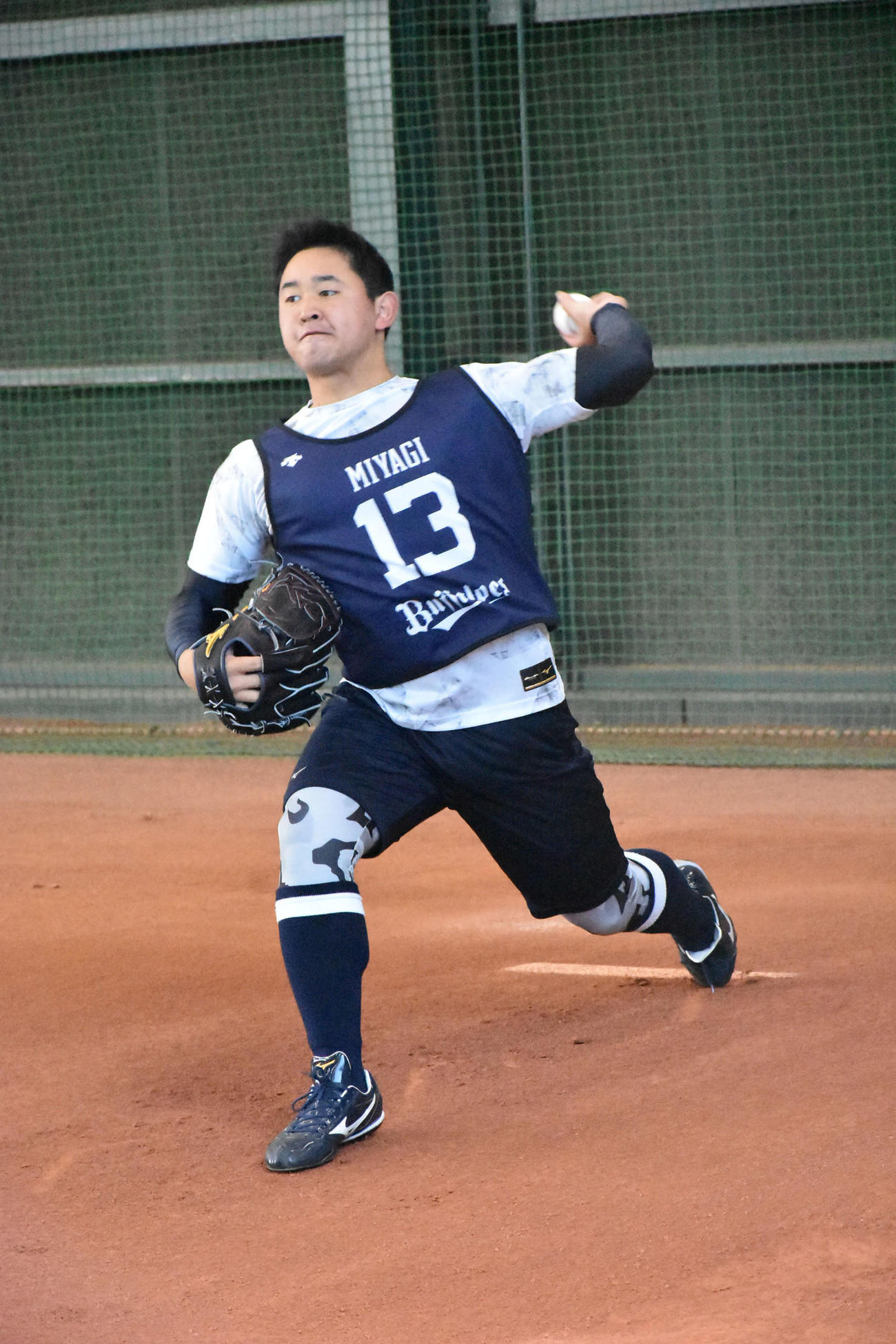 ブルペン投球を行うオリックスドラフト1位の宮城（撮影・真柴健）