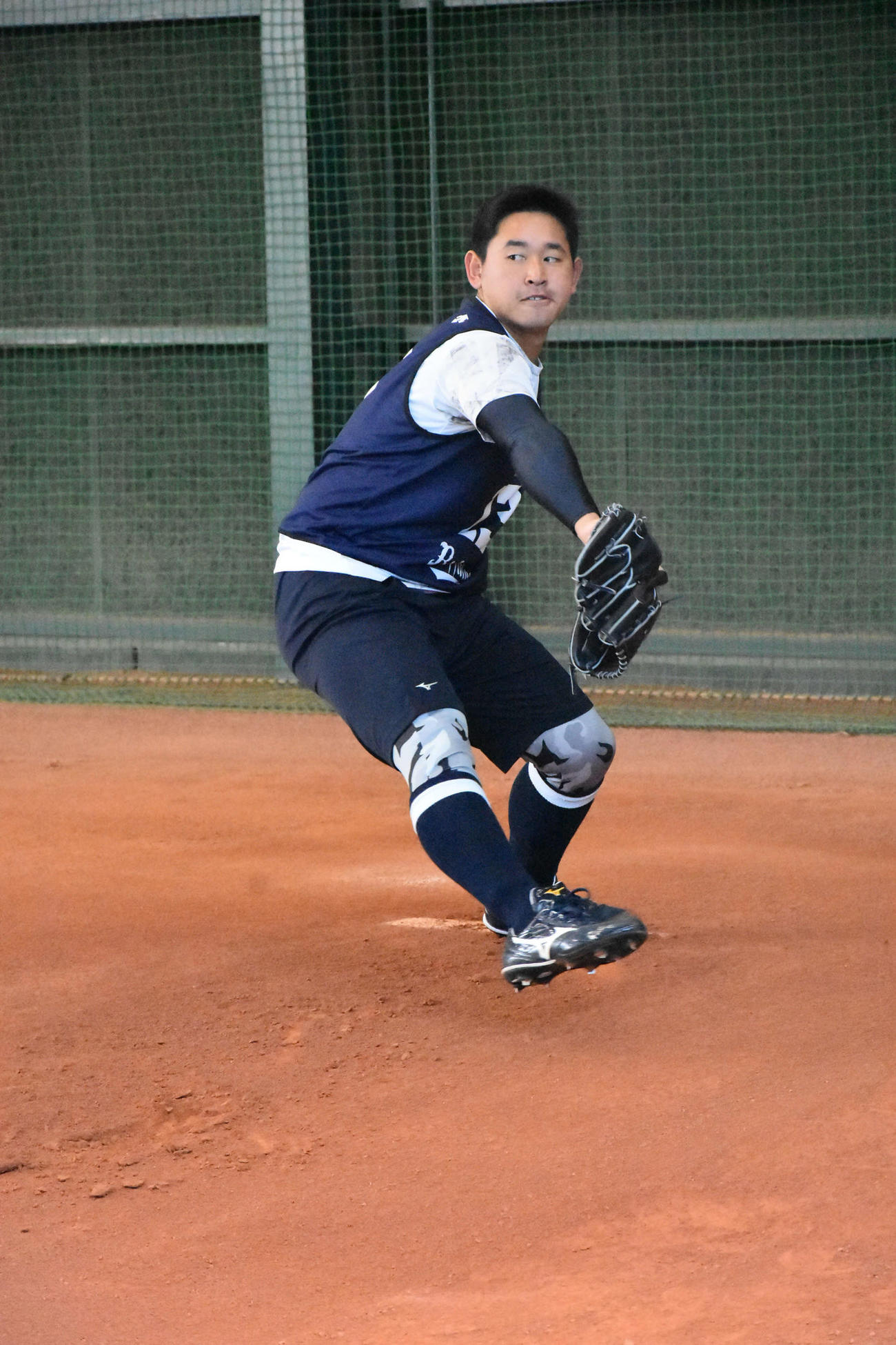 ブルペン投球を行うオリックスドラフト1位の宮城（撮影・真柴健）