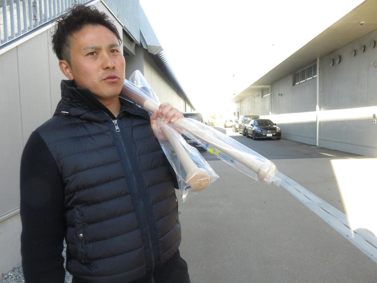 バットを担ぎながら取材に応じるDeNA佐野